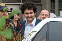 Sam Bankman-Fried cùng bố mẹ rời khỏi tòa án liên bang ở New York (Ảnh: Getty)