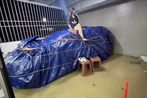 Bọc ô tô chống ngập lụt: Chuyên gia lưu ý cách làm an toàn