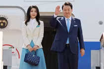 Tổng thống Yoon Suk-yeol (phải) và phu nhân lên máy bay rời Hàn Quốc. Ảnh: AFP