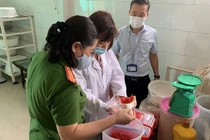 Đoàn kiểm tra làm việc tại cơ sở sản xuất bánh Trung thu Bà Dần. Ảnh: Sở Y tế Hà Nội