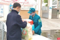 Phụ huynh học sinh tiếp tế đồ cho con đang cách ly (Ảnh Minh Thuý) 