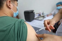 Tiêm thử nghiệm lâm sàng giai đoạn 3 vắc xin COVID Nano Covax cho người tình nguyện. Ảnh: Bộ Y tế.