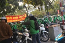 Hàng loạt tài xế Grab đóng app, biểu tình yêu cầu làm rõ chính sách thuế.