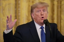 Dù gây tranh cãi, Tổng thống Trump vẫn mở rộng lệnh cấm đi lại (Ảnh: Reuters)