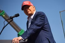 Ông Trump tuyên bố không tranh cử năm 2028 nếu thua bà Harris vào tháng 11 này (Ảnh: NYP)