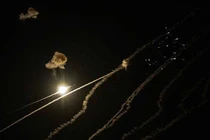 Các hệ thống đánh chặn đã được kích hoạt ở miền bắc Israel khi Hezbollah phóng một loạt tên lửa qua biên giới (Ảnh: RT)