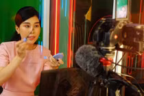 Một người livestream bán hàng trên nền tảng TikTok. Ảnh: Vietnamnet.