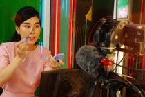 Một người livestream bán hàng trên nền tảng TikTok. Ảnh: Vietnamnet.