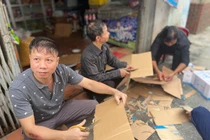 Người dân Đại La cùng nhau hỗ trợ khách đến viếng.