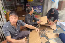 Người dân Đại La cùng nhau hỗ trợ khách đến viếng.