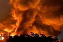 Cột khói lớn bốc lên từ vụ hỏa hoạn ở Phúc Yên, Vĩnh Phúc