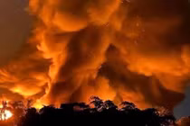 Cột khói lớn bốc lên từ vụ hỏa hoạn ở Phúc Yên, Vĩnh Phúc