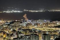 Khói bốc lên từ cảng Eilat ở cực nam Israel ngày 25/9 (Ảnh: Times of Israel)