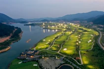 Sân golf Thanh Lanh với quy mô hoành tráng, khung cảnh thiên nhiên thơ mộng.