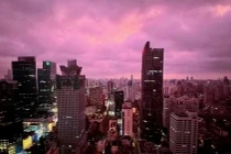 Bầu trời Thượng Hải chuyển tím khi bão mạnh nhất trong 75 năm đổ bộ (Ảnh: Weibo)