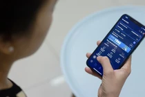 Nhiều người gặp khó khăn trong việc chuyển khoản ngay ngày đầu áp dụng quy định xác thực khuôn mặt. Ảnh: Vietnamnet. 