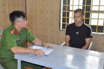 Cảnh sát làm việc với Hải idol. Ảnh: Bộ Công an.