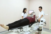 Nhóm bác sĩ của Bệnh viện Trung ương Quân đội 108 ứng dung robot hiện đại giúp bệnh nhân tập phục hồi chức năng khớp vai.