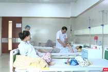 PGS.TS. Phạm Bá Nha – Trưởng khoa Phụ Sản, Bệnh viện Bạch Mai khám cho các thai phụ tại Khoa.