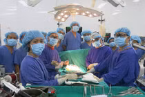 Kíp phẫu thuật cho bệnh nhân H. đã làm việc vất vả trong 12 tiếng đồng hồ, nỗ lực cứu sống người bệnh (Ảnh: BVCC)