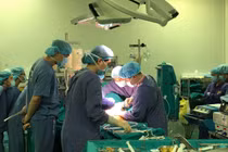 Ca phẫu thuật đầu tiên ghép đồng thời gan và thận cho bệnh nhân tại Bệnh viện Hữu nghị Việt Đức (Ảnh: BVCC)