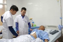 Bác sĩ Bệnh viện Bưu điện thăm khám cho ông Tr. sau mổ.