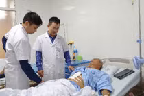 Bác sĩ Bệnh viện Bưu điện thăm khám cho ông Tr. sau mổ.