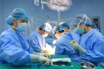 Ca phẫu thuật ghép gan cho ông H. kéo dài tới 14 tiếng đồng hồ.