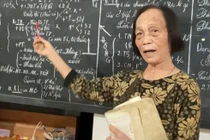 Cô giáo Ngô Thúy Trình giảng bài bên chiếc bảng đen gắn bó gần 30 năm.