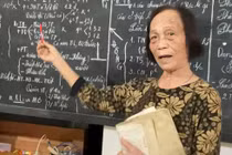 Cô giáo Ngô Thúy Trình giảng bài bên chiếc bảng đen gắn bó gần 30 năm.