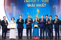 Chủ tịch Quốc hội Trần Thanh Mẫn, Trưởng Ban Tuyên giáo và Dân vận Trung ương Nguyễn Trọng Nghĩa trao giải cho Nhóm tác giả TS.BS Dương Đức Hùng và cộng sự, Bệnh viện Hữu nghị Việt Đức.