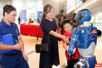 Robot VinMotion và người dùng giao lưu thân thiện tại Lễ trao Giải thưởng Chuyển đổi số Việt Nam 2025.