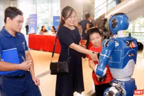 Robot VinMotion và người dùng giao lưu thân thiện tại Lễ trao Giải thưởng Chuyển đổi số Việt Nam 2025.
