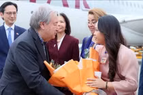 Tổng Thư ký Liên hợp quốc António Guterres đến sân bay quốc tế Nội Bài bắt đầu thăm chính thức Việt Nam. (Ảnh: TTXVN)