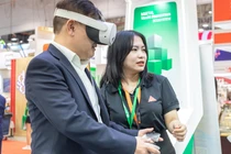 Công nghệ VR giúp khách tham quan “dạo bước” giữa các gian hàng ảo của Vietnam Foodexpo 2025.