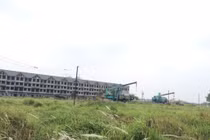 Khu đô thị có một số dãy biệt thự liền kề bỏ trống, chưa hoàn thiện, phần lớn diện tích để hoang hóa chưa đầu tư, hệ thống hạ tầng kỹ thuật chưa đầu tư.