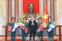 Chủ tịch nước trao Quyết định cho 4 sĩ quan cao cấp. Ảnh: TTXVN
