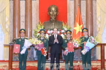 Chủ tịch nước trao Quyết định cho 4 sĩ quan cao cấp. Ảnh: TTXVN