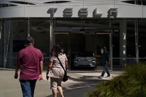Tesla phải cắt giảm mục tiêu giao xe dù ghi nhận doanh thu kỷ lục (Ảnh: Getty Images)