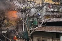 Khoảnh khắc người đàn ông "tay không" giải cứu bé gái mắc kẹt trong ngôi nhà bị cháy