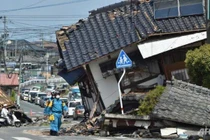 Lực lượng cứu hộ đang có mặt ở khu vực Mashiki, tỉnh Kumamoto để tìm kiếm nạn nhân còn sống sót sau hai trận động đất liên tiếp - Ảnh:AFP