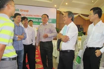 "Bầu" Đức trao đổi bên lề với PV và các nhà đầu tư. (Ảnh: baodauthau.vn)