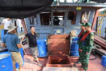 Cán bộ, chiến sĩ Bộ đội Biên phòng thông báo, hướng dẫn tàu thuyền, ngư dân tránh trú bão. (Ảnh: CTTĐT Quảng Ninh)