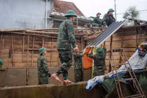 Bộ đội sửa nhà cho người dân vùng lũ ở Huế.