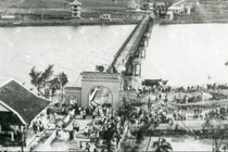 Lễ thượng cờ bên bờ Hiền Lương trong ngày hội thống nhất non sông. Ảnh Nguyễn Lê