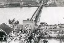 Lễ thượng cờ bên bờ Hiền Lương trong ngày hội thống nhất non sông. Ảnh Nguyễn Lê