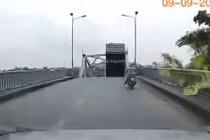 Khoảnh khắc sập cầu Phong Châu, xe tải cắm đầu xuống sông Hồng