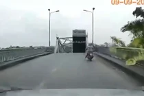 Khoảnh khắc sập cầu Phong Châu, xe tải cắm đầu xuống sông Hồng