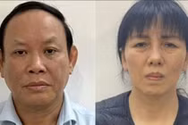 Bị can Nguyễn Đức Thái, cựu Chủ tịch Nhà xuất bản Giáo dục Việt Nam và Nguyễn Thị Thanh Thủy - cựu Trưởng Ban Kế hoạch Marketing Nhà xuất bản Giáo dục. Ảnh: Bộ Công an