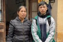 Chuyện xúc động phía sau hình ảnh nam sinh đạp xe đi nhặt ve chai với mẹ giữa đêm đông